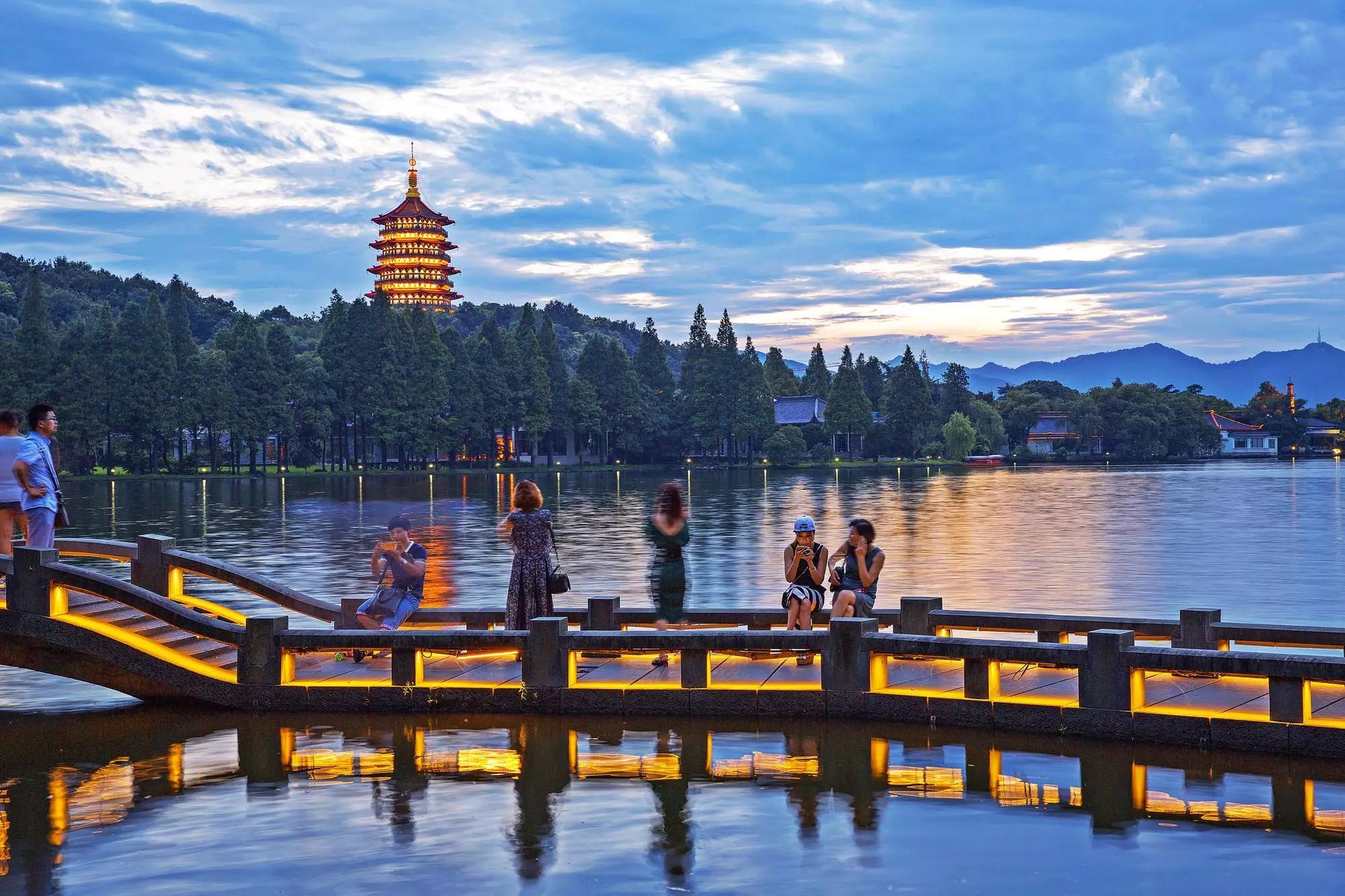 南京、靈山大佛、魔都上海、西湖美景、烏鎮(zhèn)、夜景蘇州古運(yùn)河、夜登金茂大廈·船游黃浦江、杭州宋城5日游全攻略